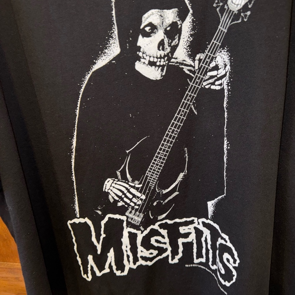 Torrid Black Misfits Graphic Crop Top. Size 4 - Picture 4 of 8